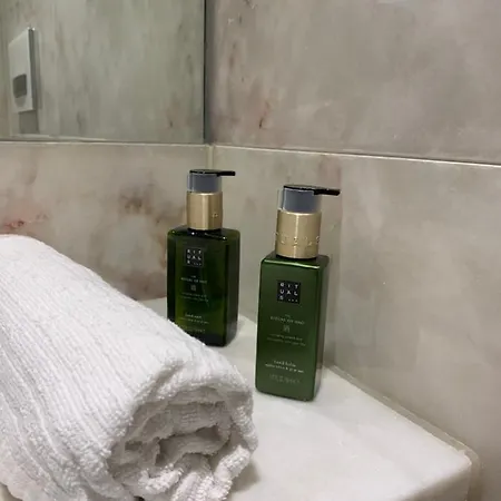 New!! Luxury Avenida Da Liberdade Flat- With Rooftop And Pool דירה ליסבון