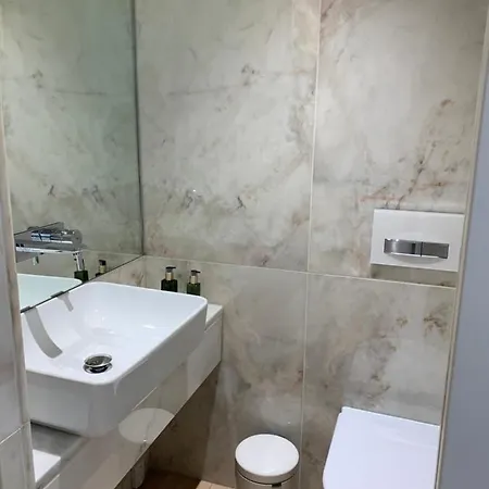New!! Luxury Avenida Da Liberdade Flat- With Rooftop And Pool דירה ליסבון